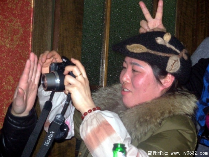 哪来的那么多"黑手"哦,严重影响美女操作了嘛.呵呵.