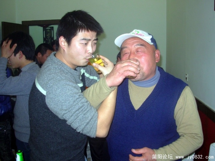 咋喝起交杯酒来了哦,呵呵