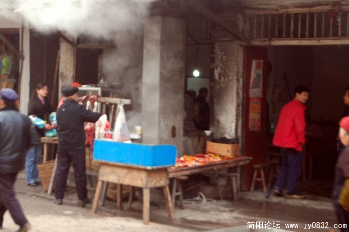 对于没吃早饭的人来说,对面的羊肉汤还是多有诱惑力的.