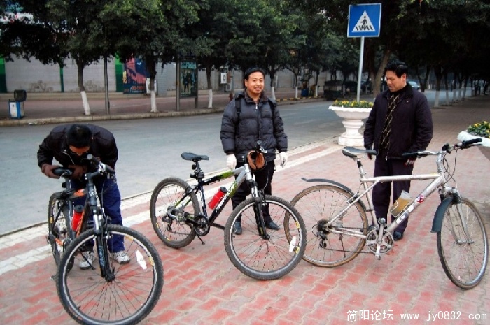 今天参加骑行在简城出发的车友:左起:小陈老师,吴老师,老陈,当然镜头外还有一位蜗牛54