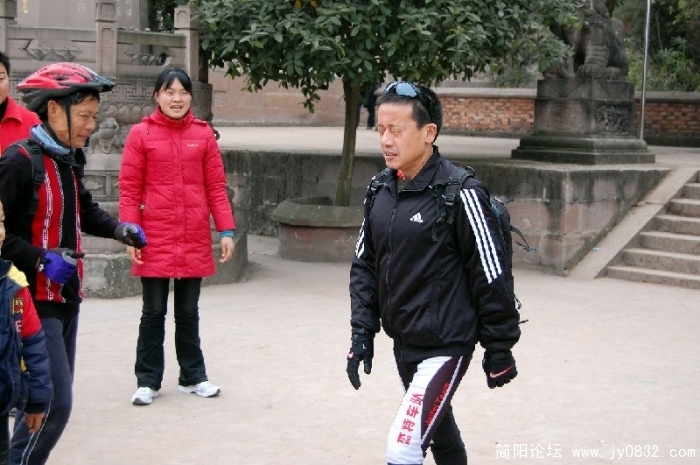 "我"还是原地转了一圈原出发的哈