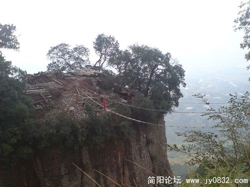 窦团山山顶。对面的庙子都被震垮了