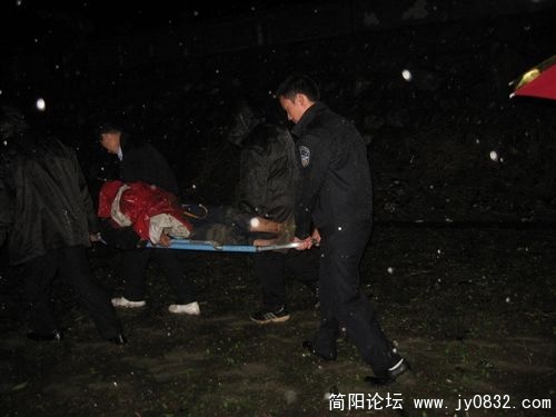 掉到桥下的人。。