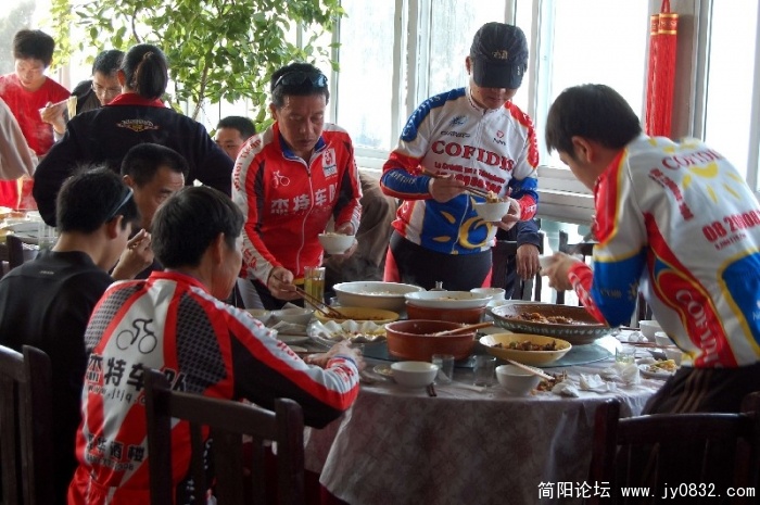 饭不够又整了一大碗面条上来.