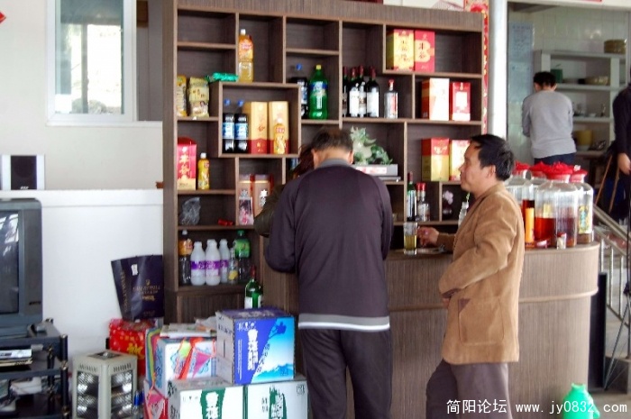 曾老师忙前忙后地为大家服务