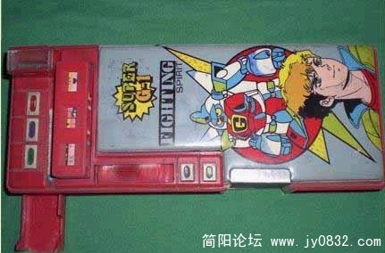 按扭巨多的文具盒