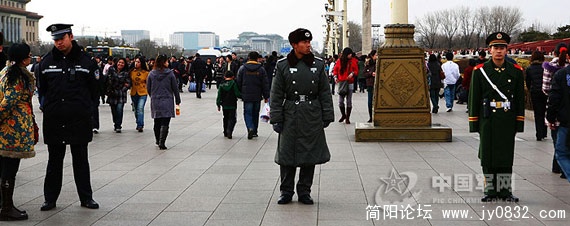 两会前，中国军人、保安与警察在执勤