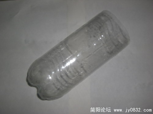 剪去上口  瓶底多扎几个孔.jpg