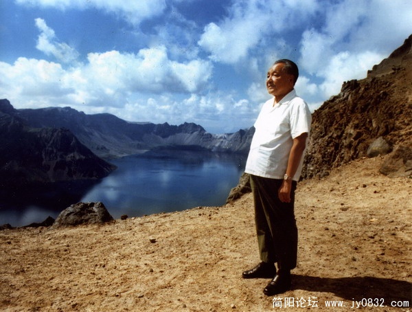 1983年8月13日邓小平同志来吉林视察时登上长白山在天池前留影。.jpg
