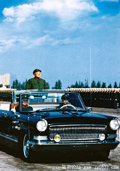 1981年9月，中央军委主席邓小平检阅陆海空三军部队。.jpg