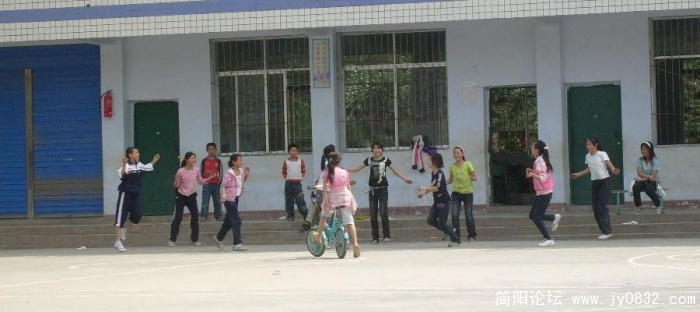 西峰九义校的学生在排练