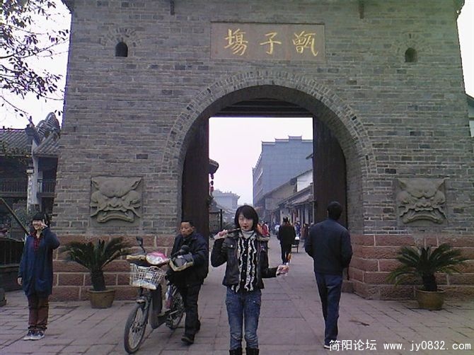 落带古镇,成都那个,这好象是后门
