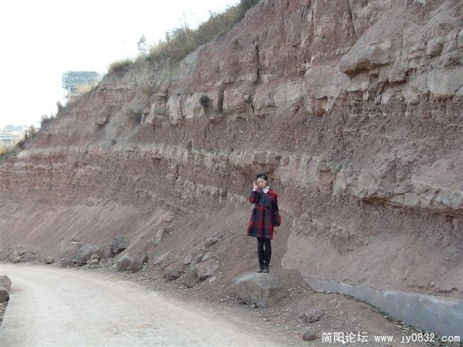 这是去葫芦坝的途中过铁路桥后那坐山