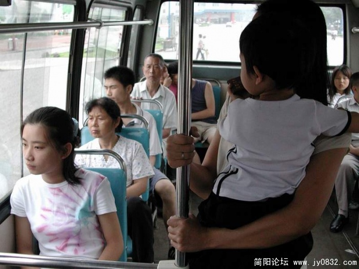 相信大家都有过类似的情况,你会怎么做呢?象他们吗?无动于衷?