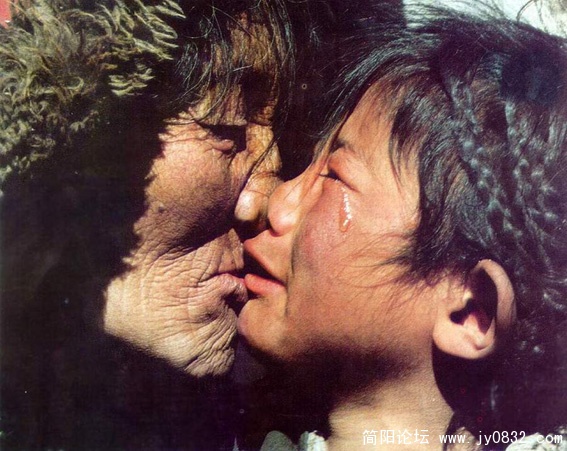 乖~~~~~~不哭，奶奶赚钱去~~~~~~送你去读书