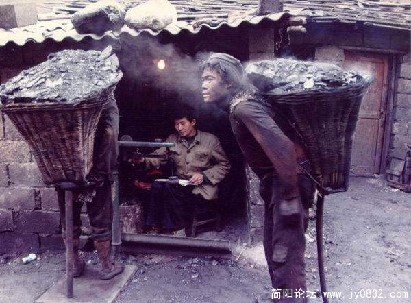 17岁的矿工,他一次背100多斤的煤走1000多米,一次一块钱