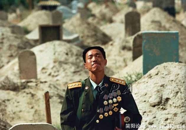 男儿一跪仍英雄！他是一位西藏运输兵， 军功章代表着他为祖国立的汗马功劳， 可他连自己的妻子难产死亡都没 ...