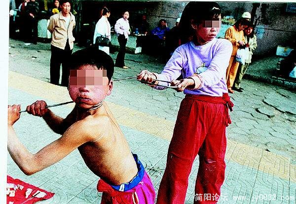 一对卖艺的姐弟：再收紧！！！暂时的窒息，只为一顿不太美味的早餐