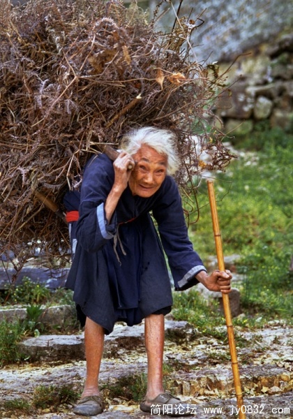 为了生活,这位老婆婆,用她几乎没有力量的身体在.....