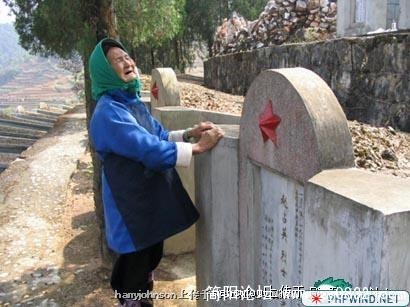 一位因为家境贫困没有路费，在多次向其乡政府请求路费无结果后，在儿子牺牲20年后才第一次攒够钱去陵园探望 ...