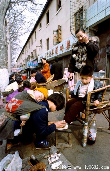 就是那张在网上广泛流传，引起了无数争议的照片。 我想，这张照片最大的现实意义不在于它揭示了 社会巨大的 ...