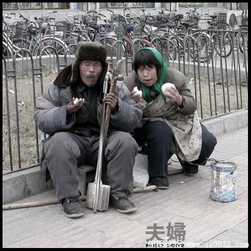 他手里的吃的你吃过吗?你会吃吗?