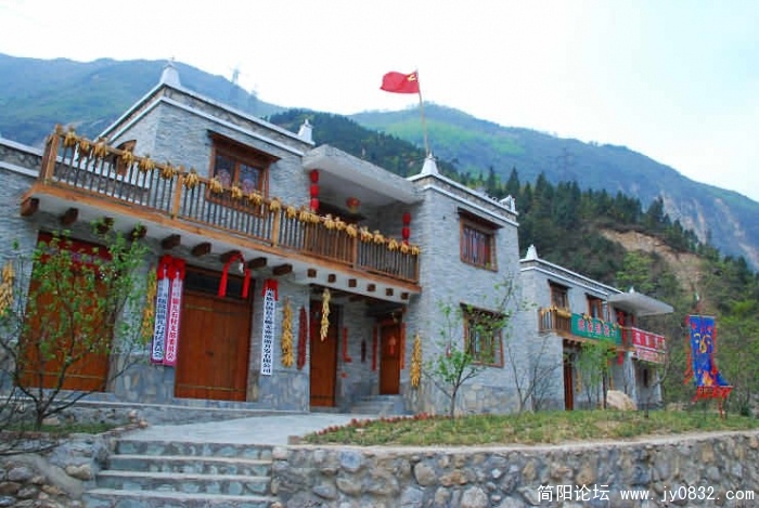 村民自出材料，援建者援建的羌楼。