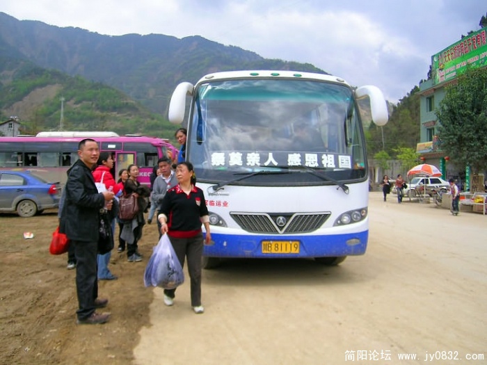 北川政府为当地祭奠者开放的免费大巴