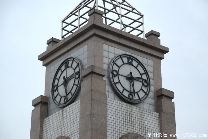 汉旺小广场永远定格于2点28分的时钟