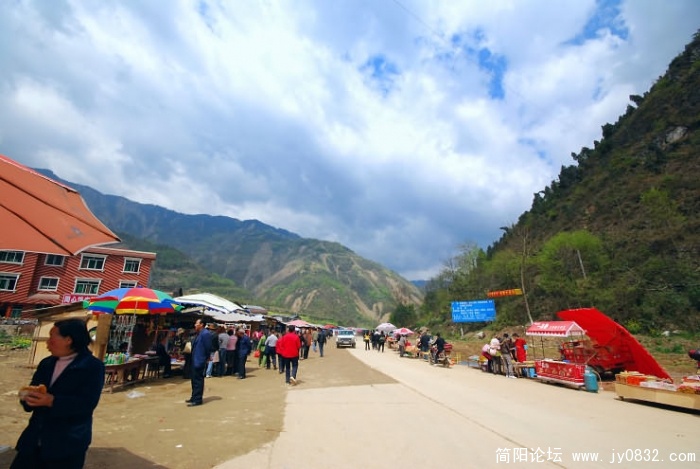 县城附近的任家坪已自发形成了人员集散地