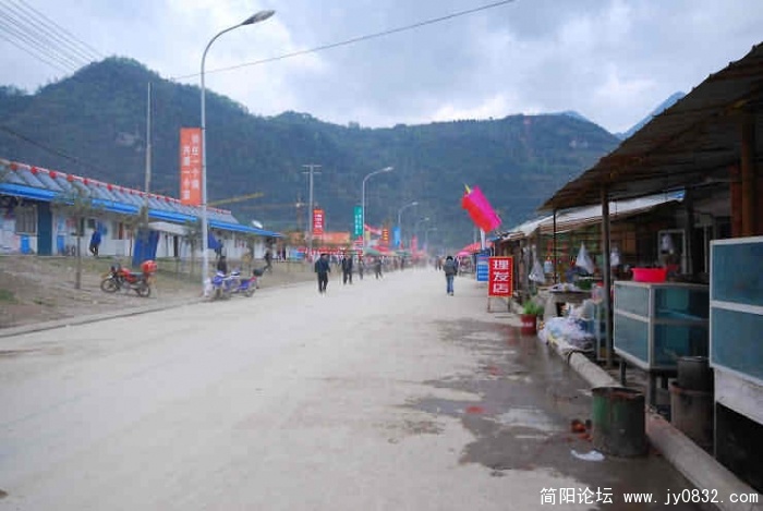 擂鼓镇新城区宽大的新街道