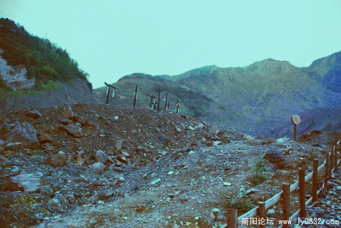 东河口整个区域山河改观，地震烈度达到10度，掩埋群众780余人于近百米深的地下。