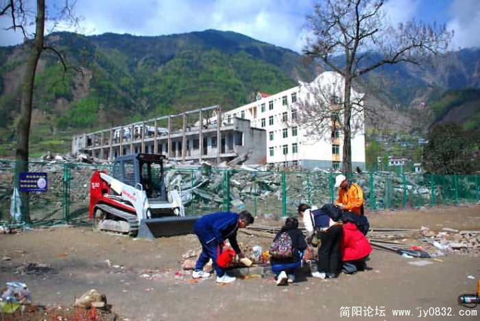 队员们在祭奠北川中学遇难的老师和学生