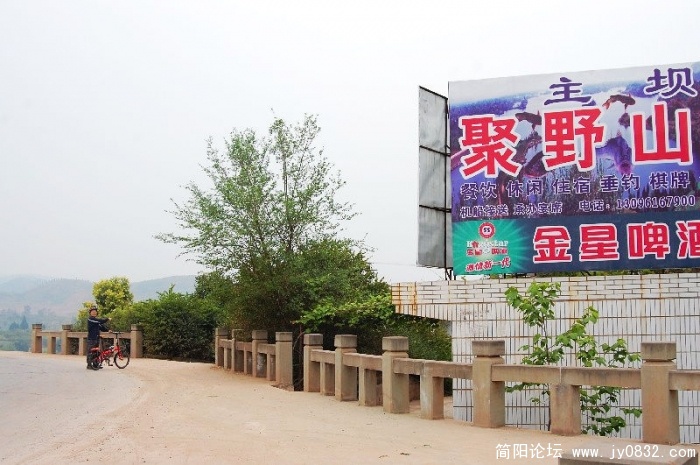 毛家祠六组30号沿灵猴所指方向前行300米左右