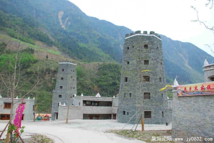 两座新建的羌味十足的雕楼。