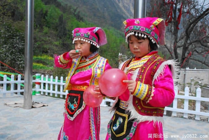 漂亮的、无忧无虑的羌寨孩子们