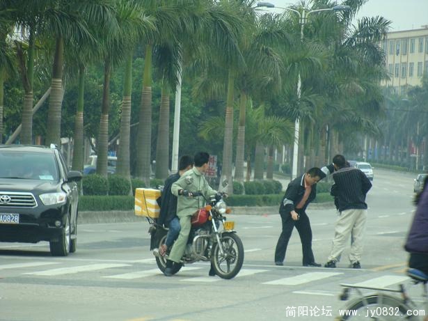 捆起来了，注意那手上的家伙