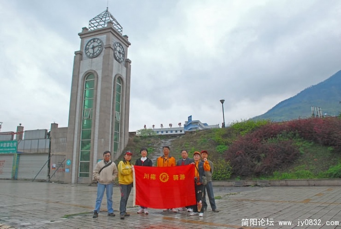 汉旺小广场永远定格于2点28分的时钟