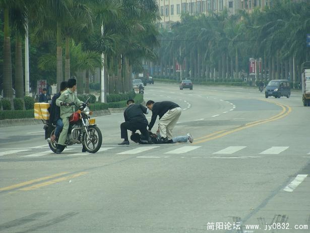 扑倒罪犯！