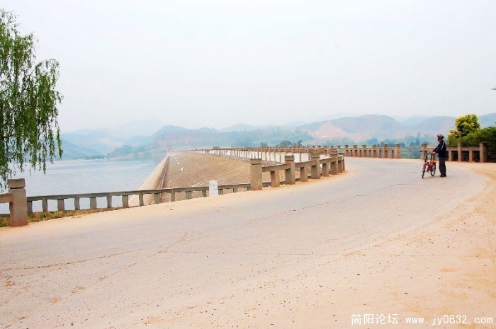 大坝另一端就是晚上烧烤,唱歌跳舞,露营的地方