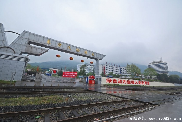 英雄的东方汽轮机厂仍然在坚持上班，以实际行动在感恩祖国。
