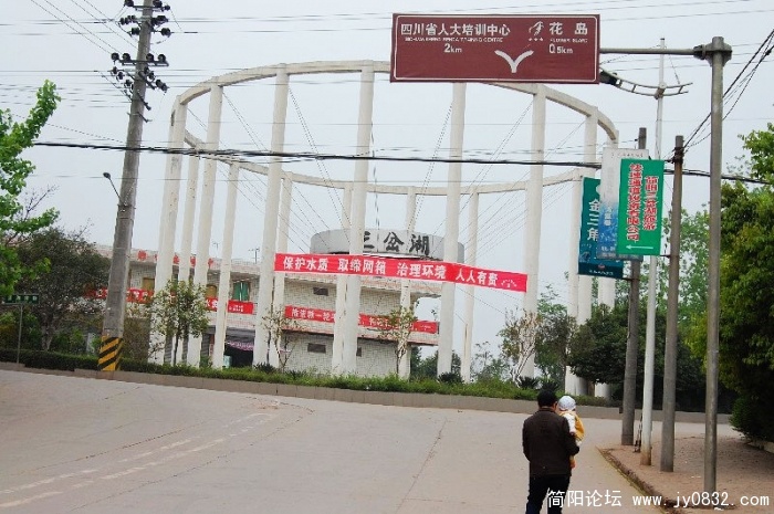李记羊肉汤离这个"转盘"大约50米