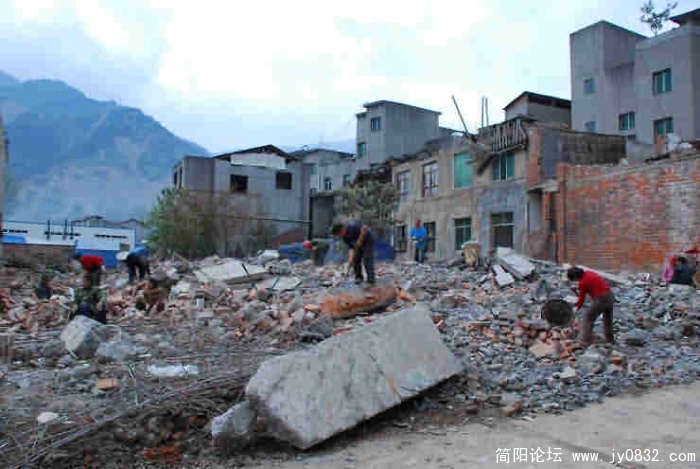 灾区人民不等、不靠政府、乐观向上、自强不息，在废墟上重建家园。