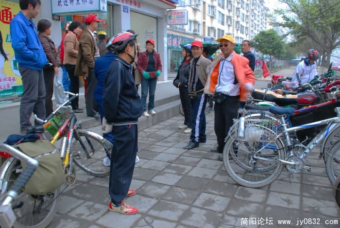 天下骑友是一家，在绵阳与合川老年骑游队交流。