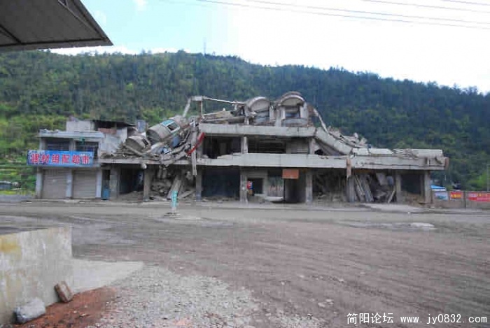擂鼓镇公路边一倒塌楼房