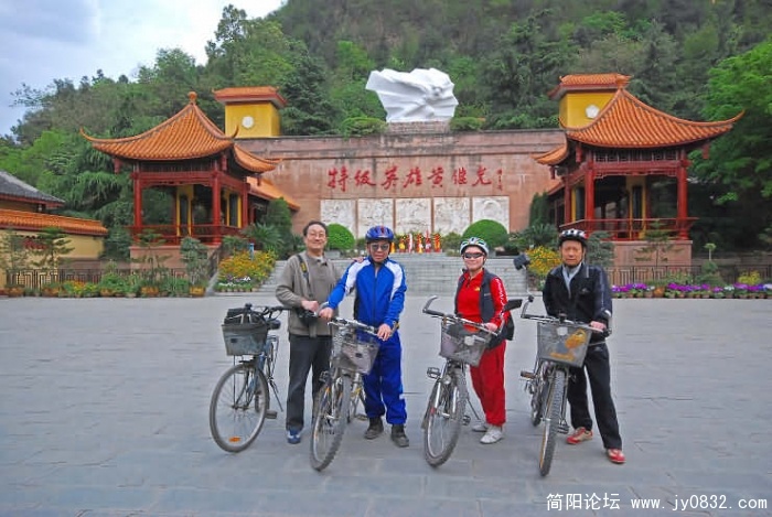 与一画家朋友在“黄继光记念馆”前合影