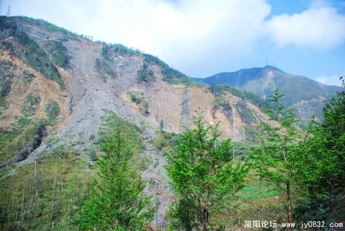 北川的山坡很多均已垮塌