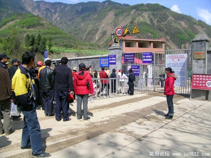 县城入口，4月1日～4日对当地人开放