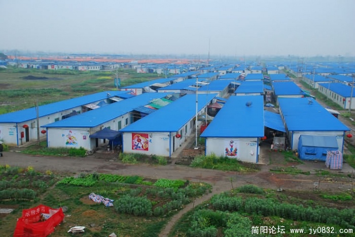 绵竹城区大部分建筑已成危房，城里居民都安置在这个板房区。墙壁上仍然画着绵竹年画，灾区人民对未来充满了 ...