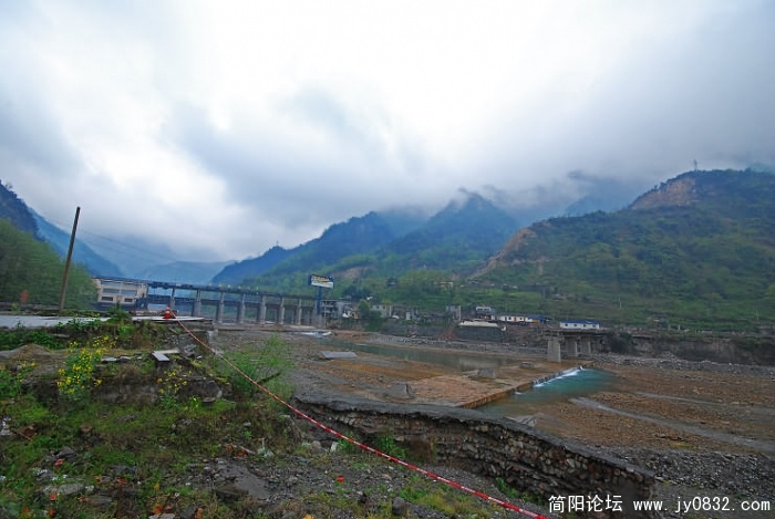 垮塌了的公路大桥